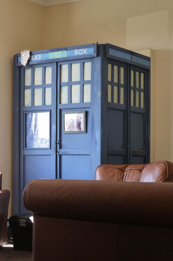 TARDIS in lounge - www.who1.uk